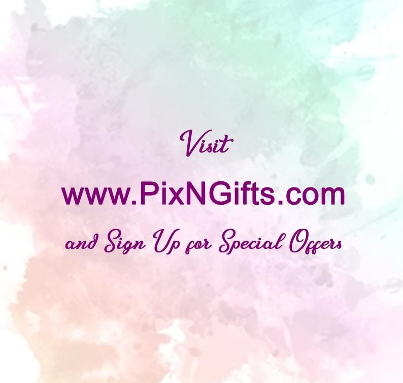 Może przedstawiać: Odwiedź www.PixNGifts.com i zarejestruj się, aby otrzymywać specjalne oferty. Tekst jest w kolorze fioletowym na akwarelowym tle w odcieniach r&oacute;żowego, niebieskiego i zielonego.
