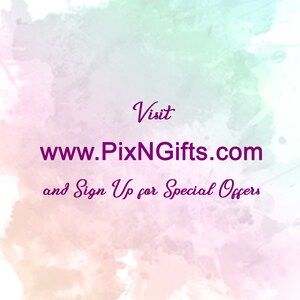 以下が含まれることがあります： www.PixNGifts.com を訪問して、特別オファーにサインアップしてください。テキストは、ピンク、ブルー、グリーンの水彩画の背景にパープルで書かれています。