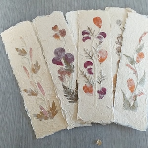 marque page papier artisanal, fait main inclusion de fleurs sechés