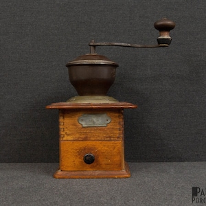 An Antique Wooden PD Coffee Grinder Bild 1
