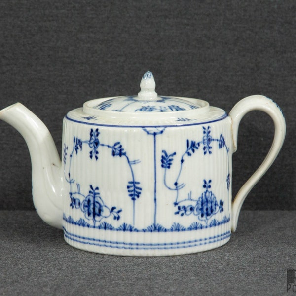 An Antique Grossbreitenbach Small Teapot with a Strawflower pattern (cracked)