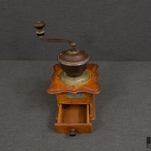 An Antique Wooden PD Coffee Grinder Bild 5