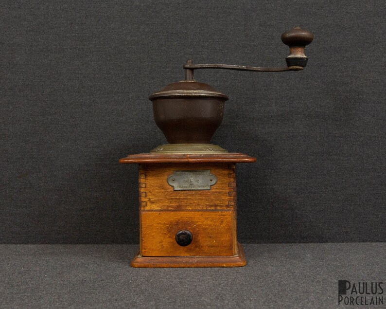 An Antique Wooden PD Coffee Grinder Bild 1