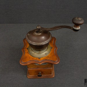 An Antique Wooden PD Coffee Grinder Bild 3