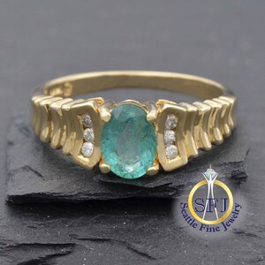 Natuurlijke gerestaureerde vintage ring met smaragd en diamant, massief 14 kt geelgoud