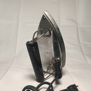 Vintage Iron: HandyHot HandyPack Tourist Folding Iron