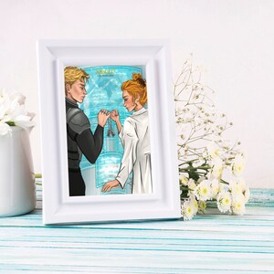 Peut inclure: Un cadre photo blanc avec une illustration colorée de deux personnes se tenant la main. L'illustration est sur un fond bleu et blanc avec le mot "ARCADE" en texte jaune.