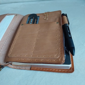 Bolígrafo/billetera de piel Camel Pen para llevar dentro de tu Traveler's Notebook.