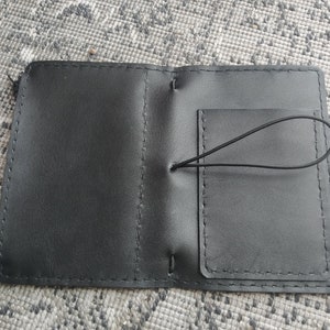 Handgefertigte Reise-Notebook-Cover aus schwarzem Leder mit Reißverschlusstasche