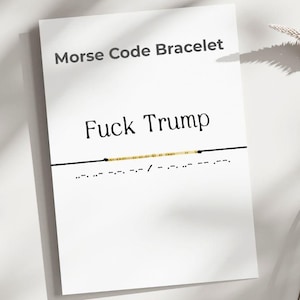 Puede incluir: Una tarjeta blanca con el texto "Morse Code Bracelet" y "Fuck Trump" en negro. Debajo del texto hay una línea negra con un patrón de código Morse con cuentas doradas. La tarjeta está sobre una superficie blanca.