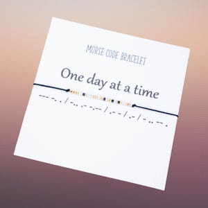 Bracelet code Morse un jour à la fois • Cadeau inspirant • Bijoux minimalistes • Bracelet d'encouragement pour femme • Citation sur la force