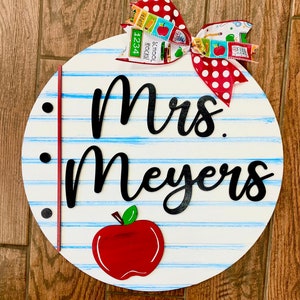 Teacher notebook paper circle door hanger|Teacher door hanger| back to school| teacher decor| Teacher name sign| notebook paper door hanger