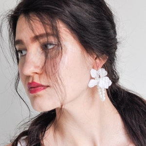 Wedding Flower Earrings, White Flower Drop Earrings, Bridal White Floral Earrings, Wedding Pearl Earrings, Bridesmaid Gift Flower Earrings image 3