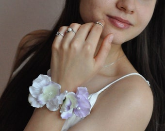 Corsage for Wedding, Small Wrist Coursage, Bridesmaid Wirst Corsage, Bride Wedding Bracelet, Violet Flower Bracelet, Boho Wrist Corsage