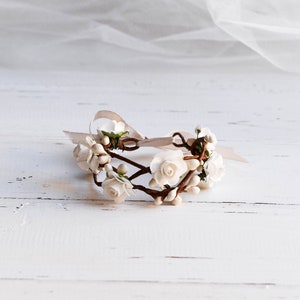 White Flower Wrist Corsage, Flower Hand Bracelet, Bridesmaids Wrist Corsage, Bridesmaids Flower Accessories, Flower Girl Accessories