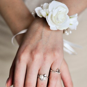Corsage Bracelet, Wrist Corsage, Wrist Corsage Bracelet, Ivory Flower Boho Wrist Corsage, Bridesmaid Corsage, Wedding Wrist for Bride