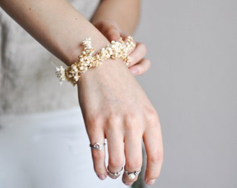 Corsage Bracelet, Boho WWrist Corsage, Rustic Wedding Bracelet, Ivory Wrist Corsage Small, Bridesmaid wrist Corsage, Bride Flower Bracelet