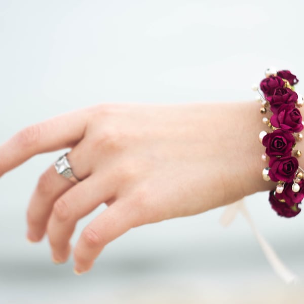 Bracelet de corsage, bracelet de corsage de poignet, corsage de poignet de Bourgogne, bracelet rouge de main, corsage de poignet de fleur, bracelet de fille de fleur, demoiselle d'honneur