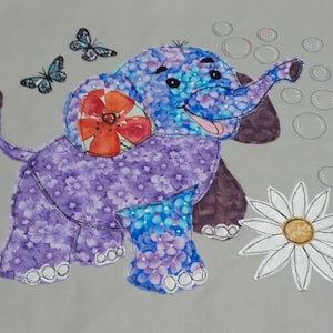 Op de afbeelding: Een paarse en blauwe olifant met een rode bloem op zijn rug, die zeepbellen blaast. De olifant wordt omringd door witte madeliefjes en vlinders.