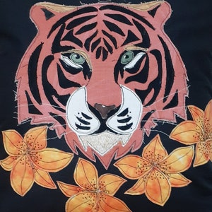 Tiger Applikation Muster und schöne Tigerlilie Blumen Quilt Block Stoff Art Scrap Buster Handmade Projekt Einzigartiges Geschenk für den Handwerksliebhaber