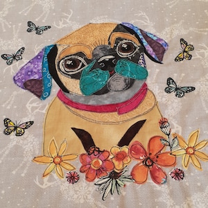 Puede incluir: Un perro pug beige con ojos marrones y nariz negra se representa en un estilo de aplicación colorido. El perro lleva un collar rojo y blanco y un collar con estampado azul y morado. El perro está rodeado de flores y mariposas coloridas.