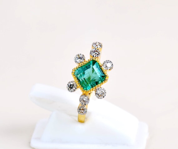 Exceptionally Vibrant Natural Colombian Emerald D… - image 1