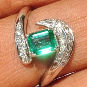 Stunning 18KT White Gold Top Gem Grade Colombian Emerald Ring