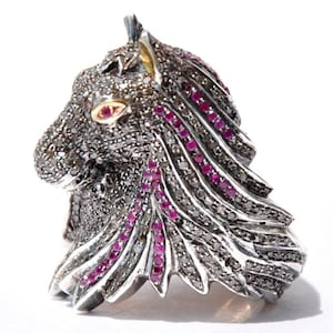 Anillo victoriano vintage extraordinario con caballo rubí y diamantes de talla rosa de 14 quilates