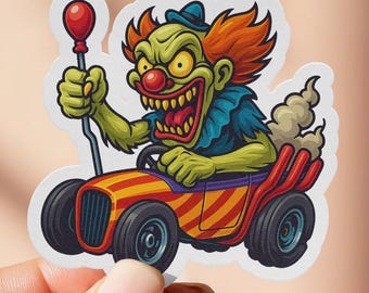 Op de afbeelding: Een sticker met een cartoonclown met groene huid, een rode neus en oranje haar, die in een rood-geel gestreepte auto rijdt. De clown houdt een rode ballon vast. De auto heeft zwarte wielen en uitlaatgassen.