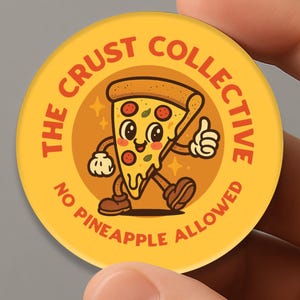 Puede incluir: Una pegatina redonda y amarilla con el texto "THE CRUST COLLECTIVE" y "NO PINEAPPLE ALLOWED". La pegatina presenta un personaje de rebanada de pizza de dibujos animados haciendo una señal de pulgar hacia arriba. La rebanada de pizza tiene una cara sonriente y lleva zapatos marrones.