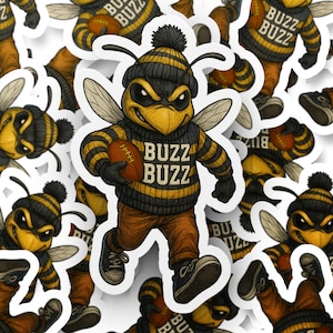 Könnte beinhalten: Eine Sammlung von Aufklebern mit einer Cartoon-Biene in einem schwarz-gelb gestreiften Pullover und Hut, die einen Football hält. Die Biene rennt und der Text "BUZZ BUZZ" steht auf dem Pullover.