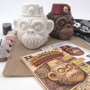 DIY Cursed Shrunken Monkey Head Paint Kit, piratenschedel decor craft kit, verf je eigen eigenaardigheid, Gothic Weird bureaudecor, 3D-geprinte kunstset