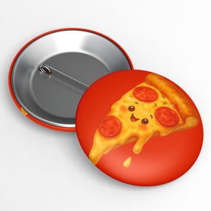 Puede incluir: Un botón redondo con un fondo rojo que presenta una porción de pizza de dibujos animados con pepperoni. La pizza tiene una cara sonriente y queso goteando. El botón está al lado de un respaldo de botón plateado.
