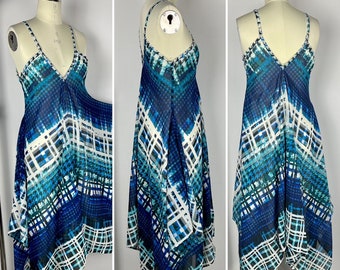 Abstraktes Kleid mit Hahnentrittmuster