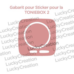 Op de afbeelding: Een roze sticker sjabloon voor een TONIEBOX 2, met een vierkante vorm, afgeronde hoeken en een centrale cirkelvormige uitsparing. De tekst "Gabarit pour Sticker pour la TONIEBOX 2" staat bovenaan, met "LuckyCreation" diagonaal herhaald.