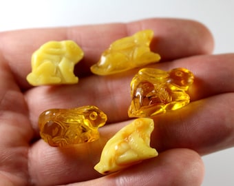 RABBITs Amuleto Hecho a mano Miniatura Tallada Figura Mixta Genuina Ámbar Báltico LOT 012