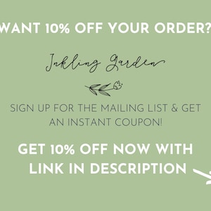 Pode incluir: Um fundo verde com texto branco que diz "WANT 10% OFF YOUR ORDER?" e "Inkling Garden". Abaixo do texto h&aacute; uma ilustra&ccedil;&atilde;o em preto e branco de uma flor e folhas. O texto continua com "SIGN UP FOR THE MAILING LIST & GET AN INSTANT COUPON!" e "GET 10% OFF NOW WITH LINK IN DESCRIPTION". Uma seta branca aponta para a direita.