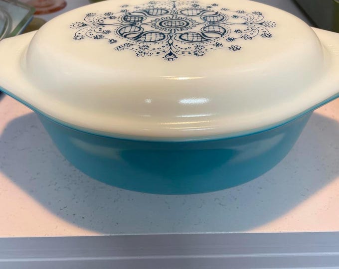 Pyrex Vintage Blue Doily 1 1/12 Quart (043) Oval Casserole