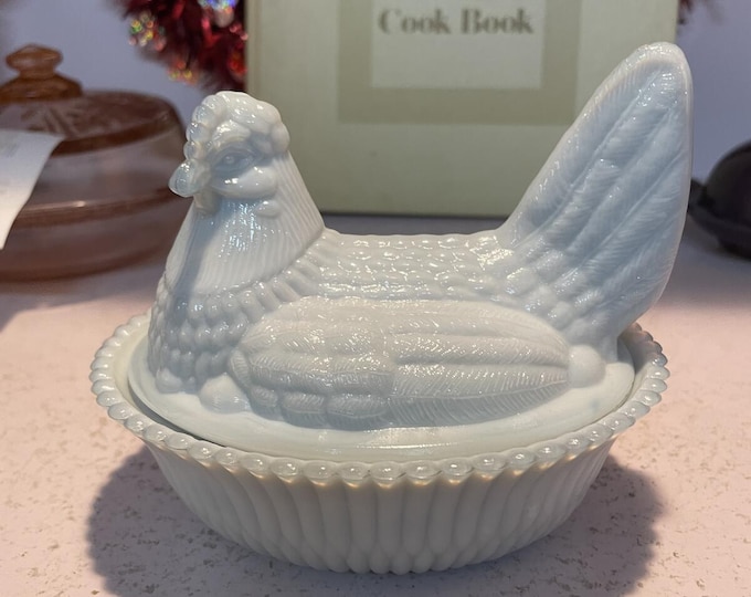 Boyd Heather Gray Hen on Nest 5” UV Glow Vintage Glass Covered Dish