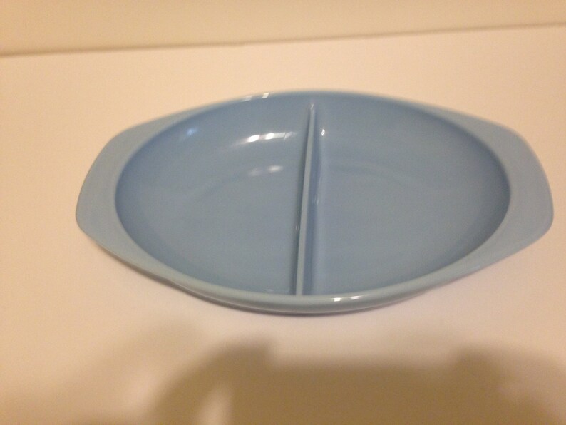 Pyrex BlueBelle divided dish.