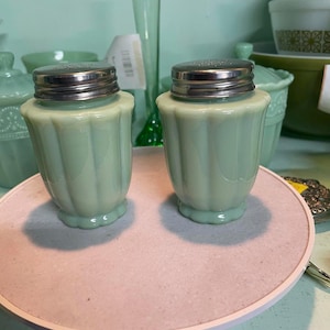 調味料入れ・ラベル VINTAGE JADEITE SALT&PEPPER Pioneer Woman Jadeite Salt & Pepper Shakers – Timeless Beauty