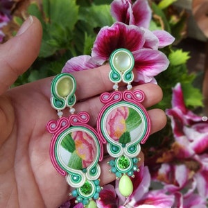 Boucles d&#39;oreilles soutache dans les tons rose et crème cadeau floral pour sa fille bouton artisanal