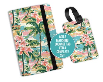 Könnte beinhalten: Ein Reisepass-Etui und ein passendes Gepäckanhänger mit einem tropischen Druck mit Palmen, rosa Blumen und einem blauen Meer. Der Text "ADD A MATCHING LUGGAGE TAG FOR A COMPLETE SET!" ist auf dem Gepäckanhänger gedruckt. Der Text "*PATTERN PLACEMENT WILL SLIGHTLY VARY" ist unter dem Bild gedruckt.