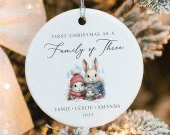 Erstes Weihnachten als dreiköpfige Familie Ornament, Familie mit drei Ornamenten, Ornament für Familie, Familienweihnachtsschmuck, Hasenornament, personalisiert