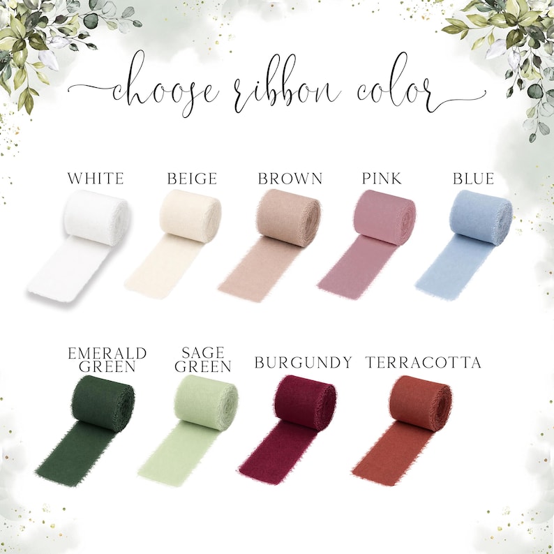 Pu&ograve; includere: Una tabella colori che mostra nove rotoli di nastro con bordi sfrangiati in bianco, beige, marrone, rosa, blu, verde smeraldo, verde salvia, bordeaux e terracotta. Il testo 'choose ribbon color' &egrave; centrato in alto sopra i campioni.