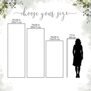 Pu&ograve; includere: Una tabella delle taglie con il testo choose your size, che mostra tre contorni rettangolari con dimensioni 220x75 cm, 200x75 cm e 150x70 cm, accanto a una sagoma nera di una persona etichettata 160 cm per scala, incorniciata da fogliame verde.