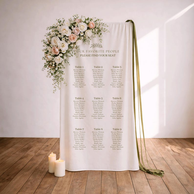 Pu&ograve; includere: Un cartello per il piano dei posti a sedere in tessuto color crema con il testo OUR FAVORITE PEOPLE PLEASE FIND YOUR SEAT, decorato con una grande composizione di rose bianche e rosa pallido e fogliame, accentuato da lunghi nastri verde oliva.