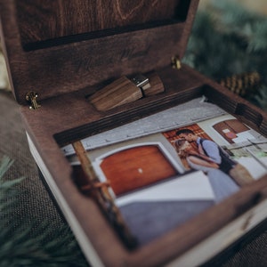 Houten fotodoos voor 6x8 foto's en USB 3.0, trouwfotodoos met gepersonaliseerde afdrukken van 15x21cm.