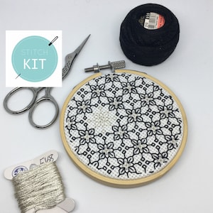 モダンな刺繍パターンとキット - ブラックワークのシルバースター - フル刺繍キット - 幾何学模様 - モノクロ - ウォールアート - フープアート - ギフト - 装飾