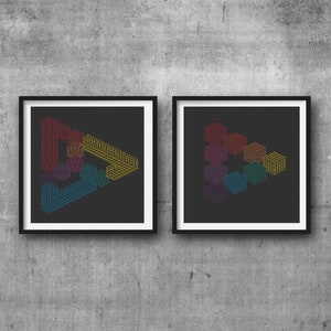 Op de afbeelding: Twee ingelijste prints van geometrische, abstracte kunst. De prints zijn zwart-wit met kleurrijke lijnen die een driehoekige vorm vormen. De prints hangen aan een grijze betonnen muur.
